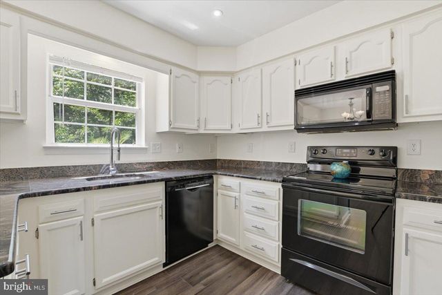 401 NIKKI TER SE, Leesburg, VA 20175