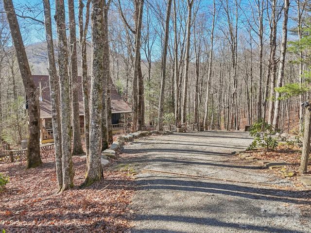 102 Knobster Way, Glenville, NC 28736