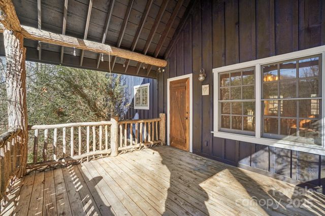 102 Knobster Way, Glenville, NC 28736