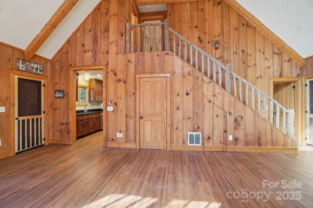 102 Knobster Way, Glenville, NC 28736