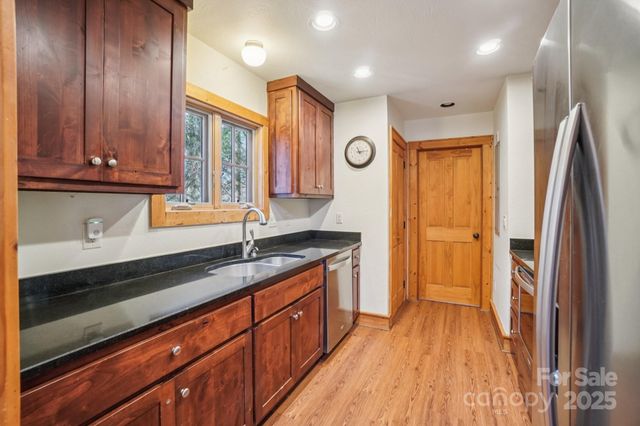 102 Knobster Way, Glenville, NC 28736