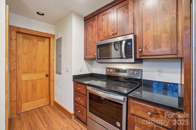 102 Knobster Way, Glenville, NC 28736