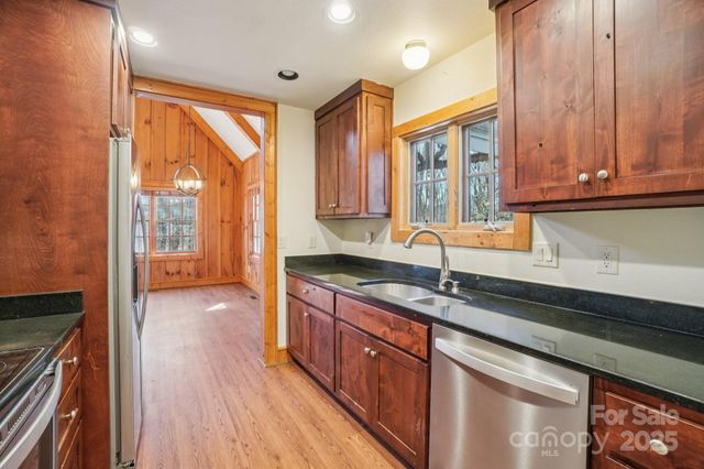 102 Knobster Way, Glenville, NC 28736