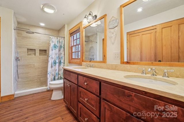 102 Knobster Way, Glenville, NC 28736