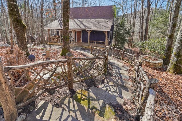 102 Knobster Way, Glenville, NC 28736