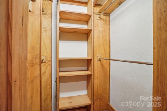 102 Knobster Way, Glenville, NC 28736