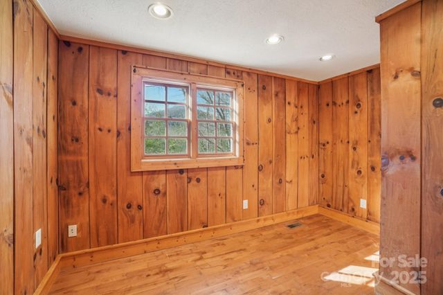 102 Knobster Way, Glenville, NC 28736