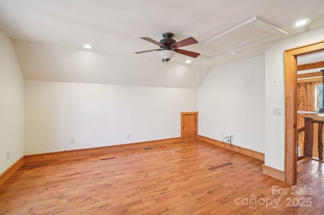 102 Knobster Way, Glenville, NC 28736