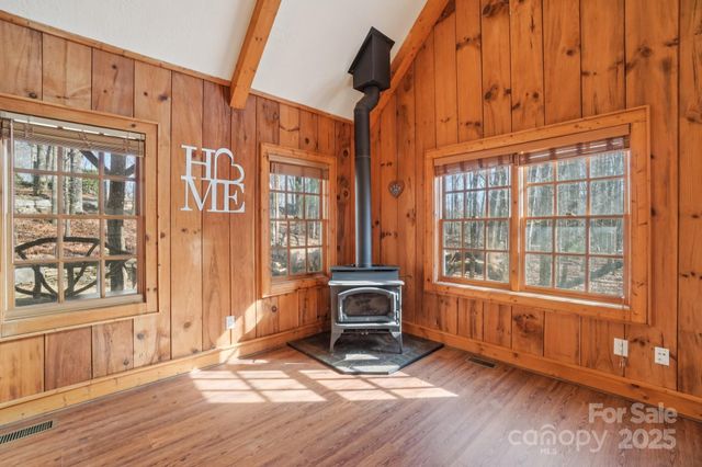 102 Knobster Way, Glenville, NC 28736