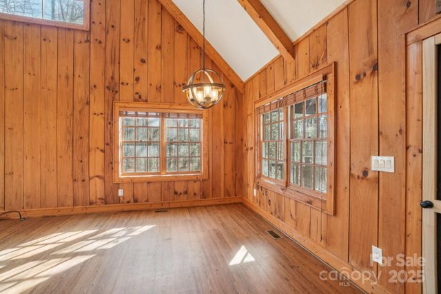 102 Knobster Way, Glenville, NC 28736