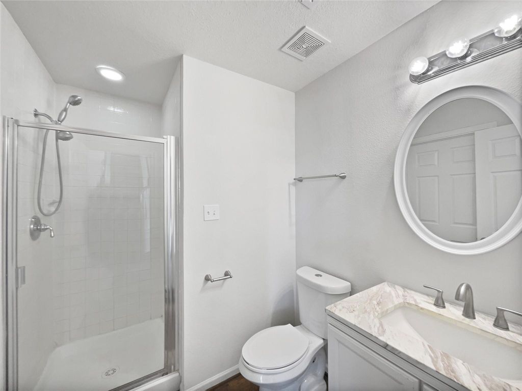 Image 10 of property listing at 6403 Canyon Park Drive, Katy, TX 77450