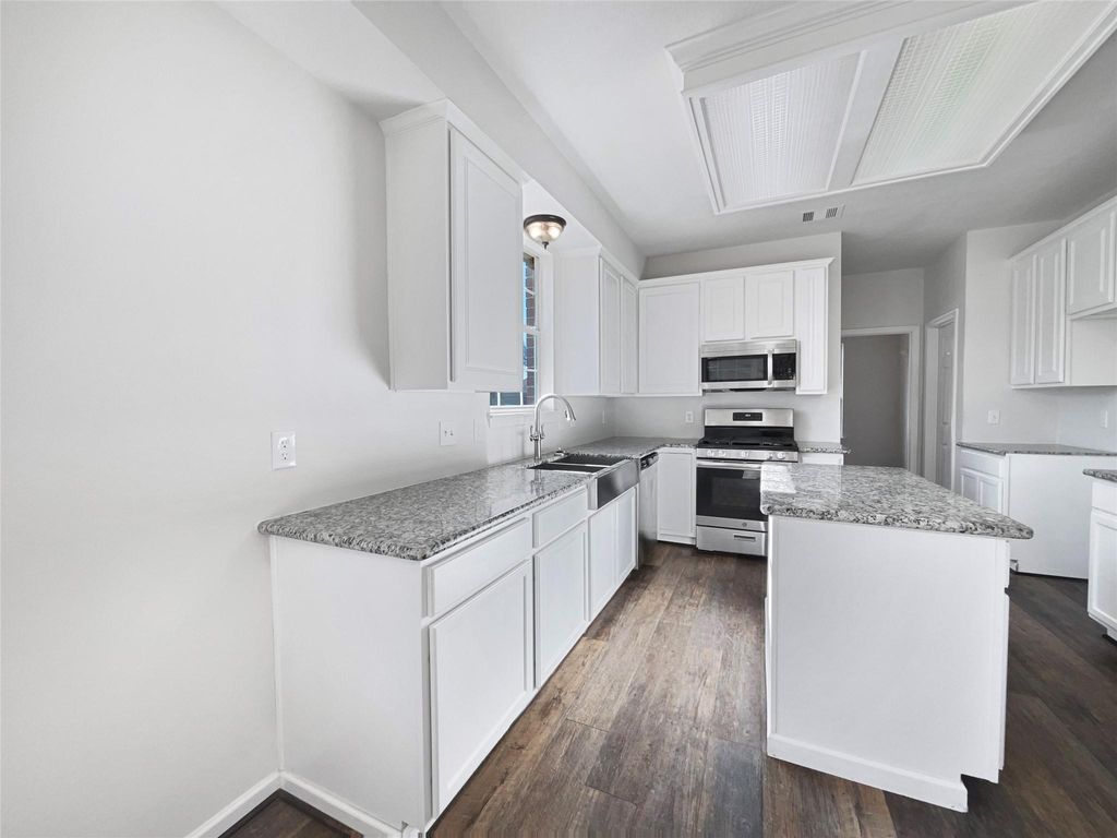 Image 2 of property listing at 6403 Canyon Park Drive, Katy, TX 77450