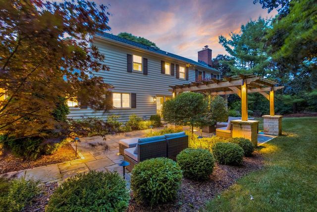 20455 Tennyson DRIVE, Brookfield, WI 53045