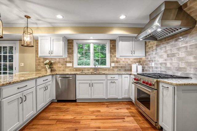 20455 Tennyson DRIVE, Brookfield, WI 53045