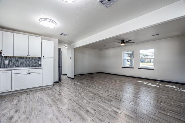 1108 18th Street N, Nederland, TX 77627