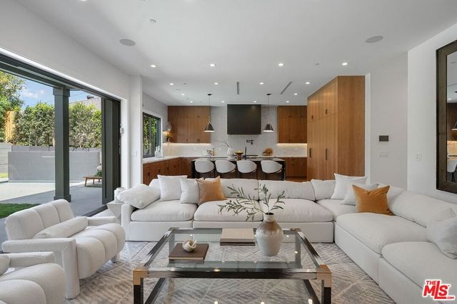 8025 Stewart Avenue, Los Angeles, CA 90045