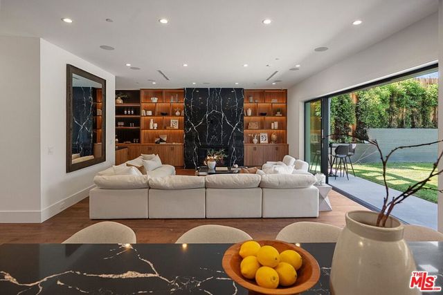 8025 Stewart Avenue, Los Angeles, CA 90045