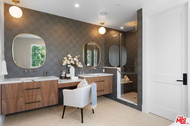 8025 Stewart Avenue, Los Angeles, CA 90045