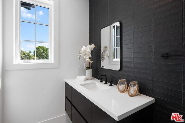 8025 Stewart Avenue, Los Angeles, CA 90045