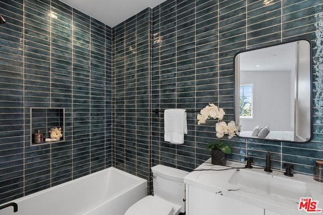 8025 Stewart Avenue, Los Angeles, CA 90045