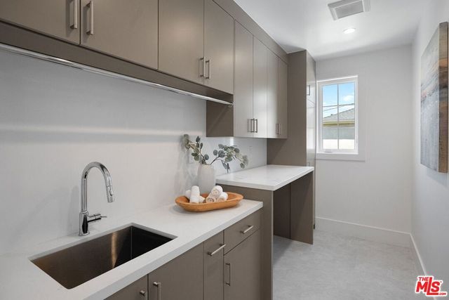 8025 Stewart Avenue, Los Angeles, CA 90045