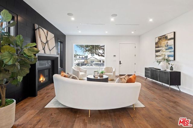 8025 Stewart Avenue, Los Angeles, CA 90045