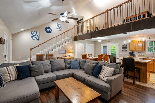 165 Kangaroo Ridge Rd, Byrdstown, TN 38549