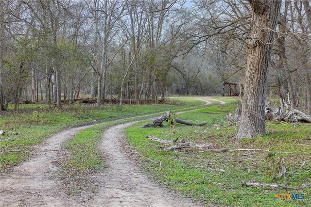 1144 Treetop Lane, Luling, TX 78648