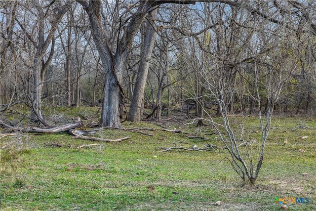 1144 Treetop Lane, Luling, TX 78648