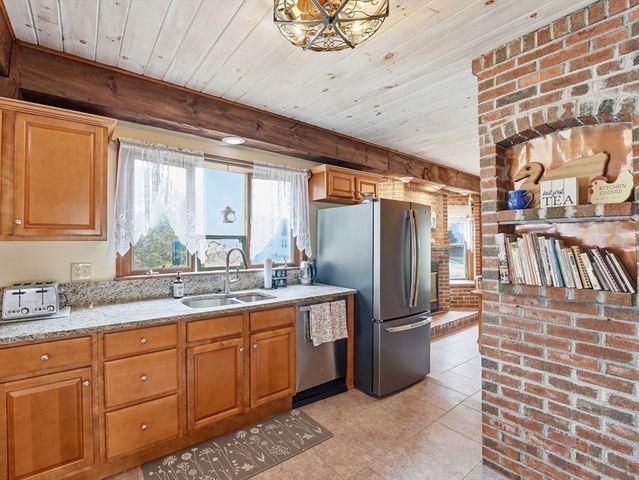 21 Elmwood Avenue, West Springfield, MA 01089