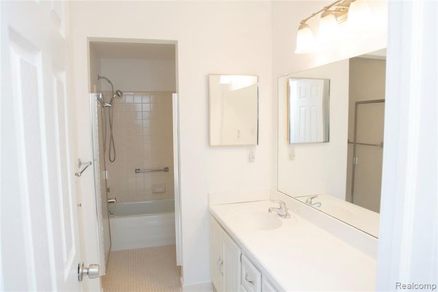 21664 Hall Road, Woodhaven, MI 48183