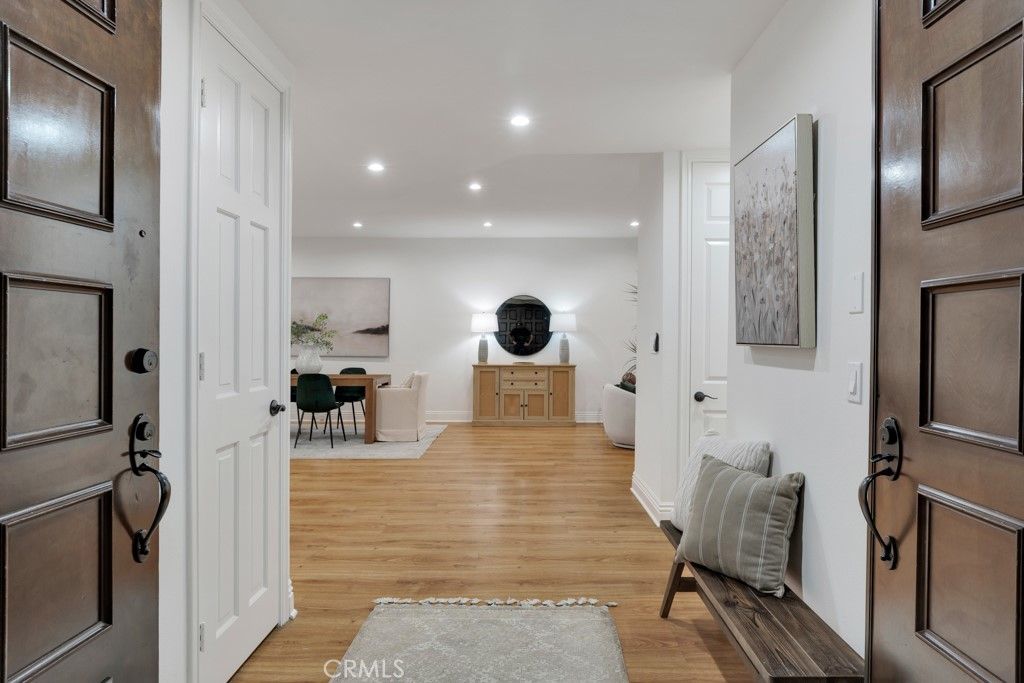 4792 Park Encino Lane 102, Encino, CA 91436 — photo 2
