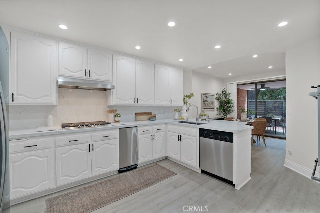 4792 Park Encino Lane 102, Encino, CA 91436 — photo 5