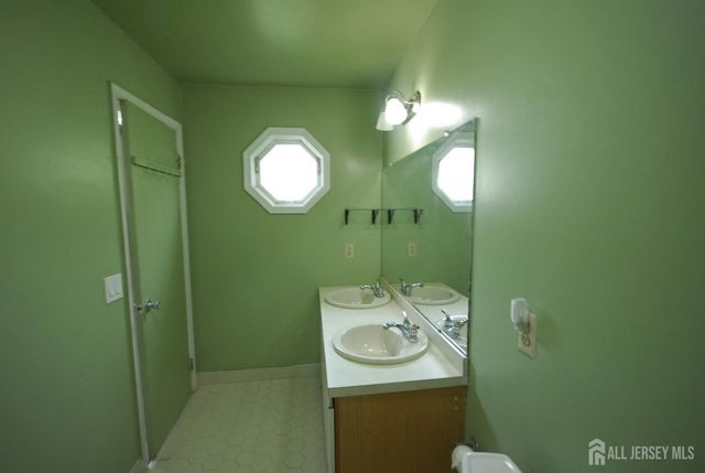 96 Brewster Circle, Old Bridge, NJ 08857