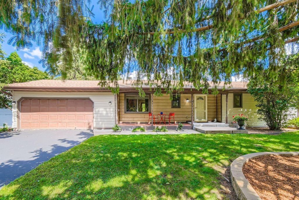 4250 Victoria Street N, Shoreview, MN 55126
