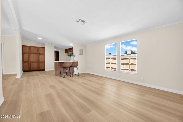 322 E WAGONER Road, Phoenix, AZ 85022