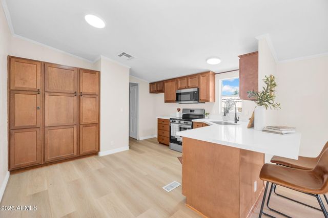 322 E WAGONER Road, Phoenix, AZ 85022