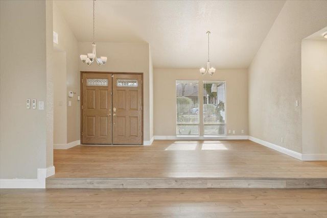 2106 Van Ness Dr, Roseville, CA 95661