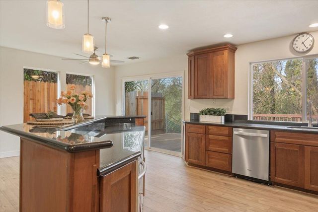 2106 Van Ness Dr, Roseville, CA 95661