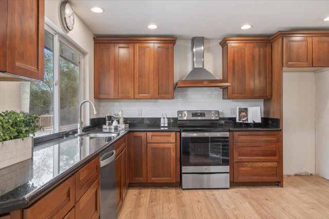 2106 Van Ness Dr, Roseville, CA 95661