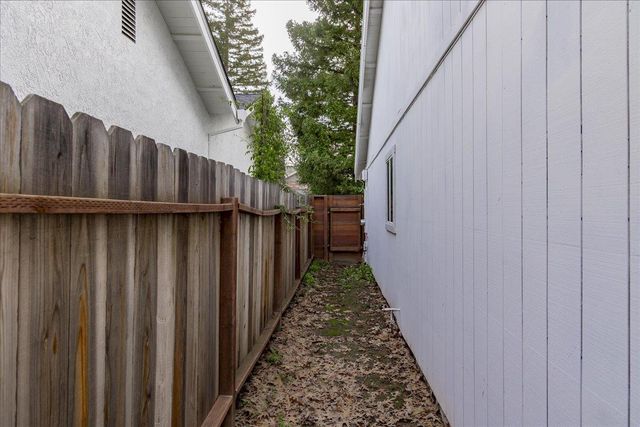 2106 Van Ness Dr, Roseville, CA 95661