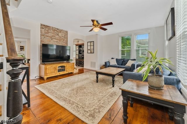 105 Main St, Lebanon Boro, NJ 08833
