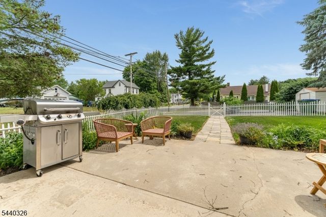 105 Main St, Lebanon Boro, NJ 08833