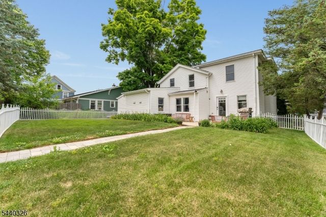 105 Main St, Lebanon Boro, NJ 08833