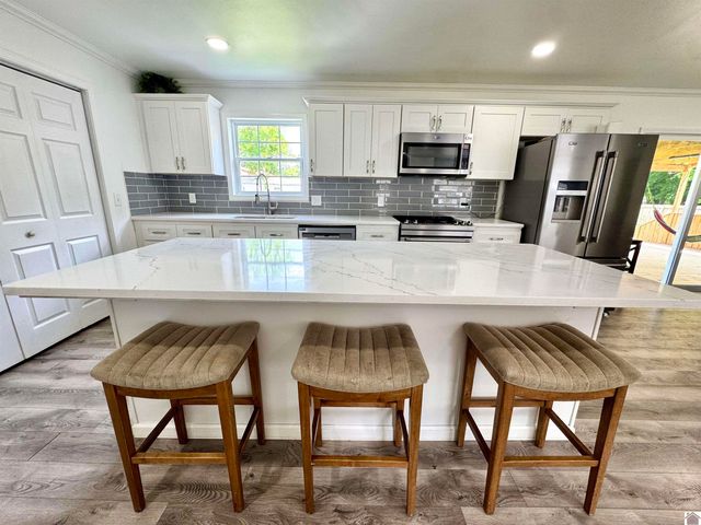 566 Golden Meadow Ln, Ledbetter, KY 42058