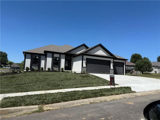 504 Blackhawke Drive, Smithville, MO 64089