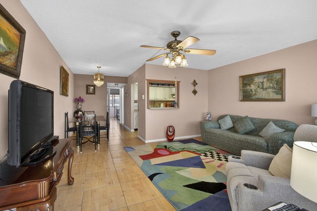 39 Dorchester B, West Palm Beach, FL 33417