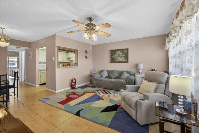 39 Dorchester B, West Palm Beach, FL 33417