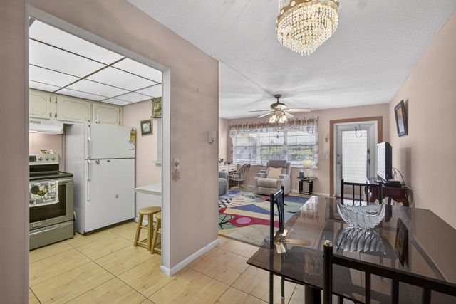 39 Dorchester B, West Palm Beach, FL 33417