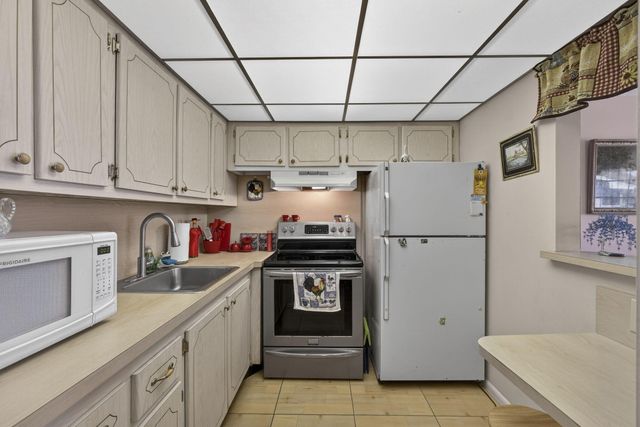 39 Dorchester B, West Palm Beach, FL 33417